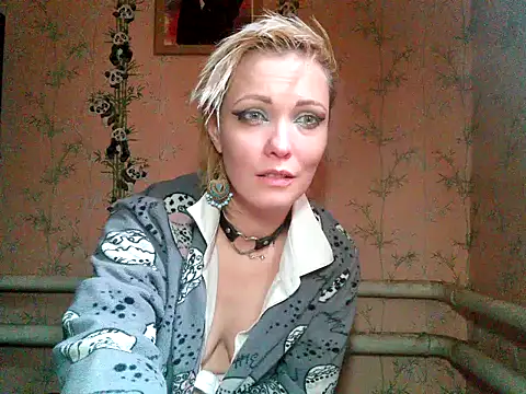 Snapshot of WildMissNiks chatting on 10-06-25, 11:00 WildMissNiks online show from 10-06-25, 11:00