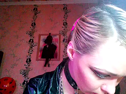 Snapshot of WildMissNiks chatting on 10-30-25, 08:45 WildMissNiks online show from 10-30-25, 08:45