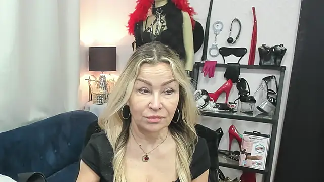 Snapshot of crystaLUX chatting on 03-31-26, 04:25 crystaLUX online show from 03-31-26, 04:25