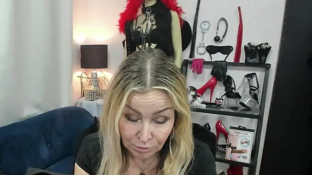 Snapshot of crystaLUX chatting on 03-27-26, 08:48 crystaLUX online show from 03-27-26, 08:48