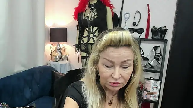 Snapshot of crystaLUX chatting on 03-25-26, 05:29 crystaLUX online show from 03-25-26, 05:29