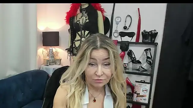 Snapshot of crystaLUX chatting on 03-17-26, 06:16 crystaLUX online show from 03-17-26, 06:16