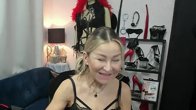 Snapshot of crystaLUX chatting on 04-09-26, 04:25 crystaLUX online show from 04-09-26, 04:25