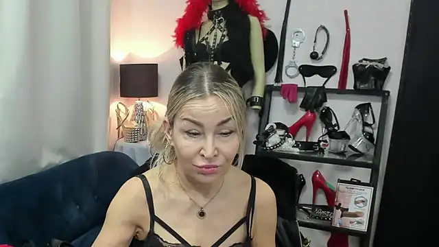 Snapshot of crystaLUX chatting on 04-10-26, 05:03 crystaLUX online show from 04-10-26, 05:03