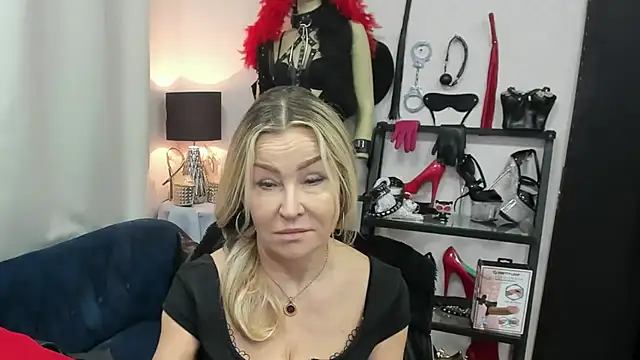 Snapshot of crystaLUX chatting on 03-26-26, 05:28 crystaLUX online show from 03-26-26, 05:28