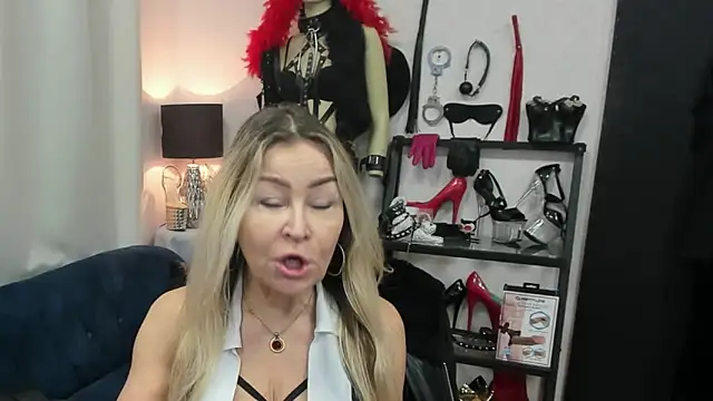 Snapshot of crystaLUX chatting on 03-18-26, 05:21 crystaLUX online show from 03-18-26, 05:21