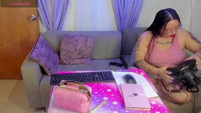Snapshot of MiaYMolly chatting on 04-30-26, 09:19 MiaYMolly online show from 04-30-26, 09:19