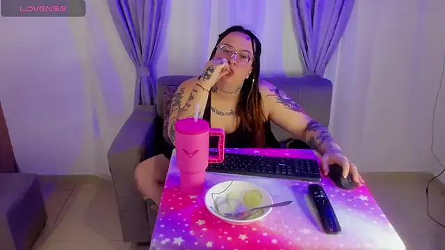 Snapshot of MiaYMolly chatting on 04-25-26, 07:11 MiaYMolly online show from 04-25-26, 07:11