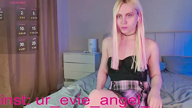 Evelyn rabbit online show from 03-20-26, 01:56