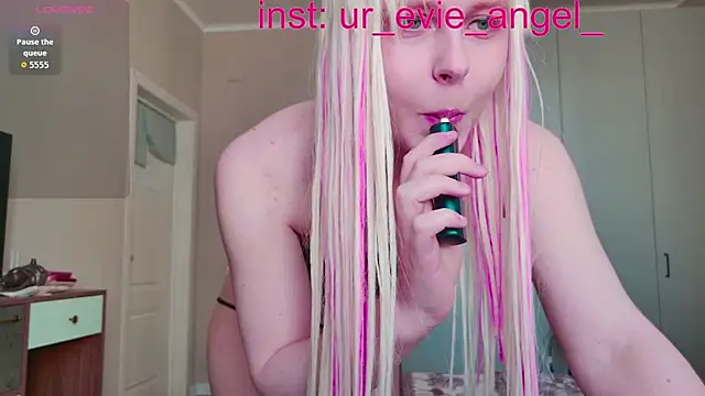 Evelyn rabbit online show from 04-14-26, 09:36