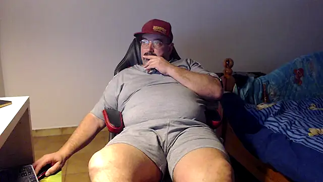 Snapshot of fraboys chatting on 02-25-26, 01:44 fraboys online show from 02-25-26, 01:44