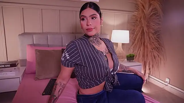 Snapshot of curvyliciousss chatting on 03-01-26, 05:13 curvyliciousss online show from 03-01-26, 05:13