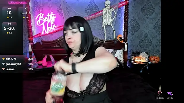 BettyNoir online show from 10-25-25, 09:37