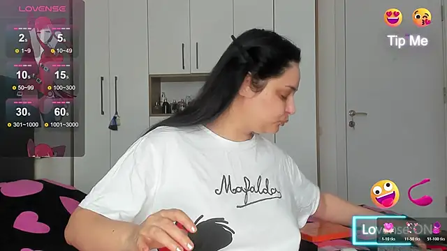Snapshot of Allees95 chatting on 05-13-26, 08:54 Allees95 online show from 05-13-26, 08:54