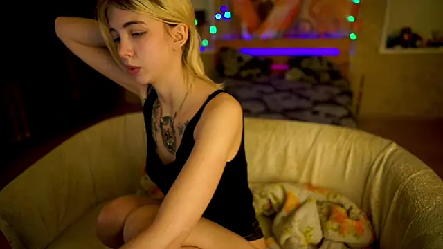 Snapshot of Allison_Cuty chatting on 02-13-25, 02:12 Allison Cuty online show from 02-13-25, 02:12