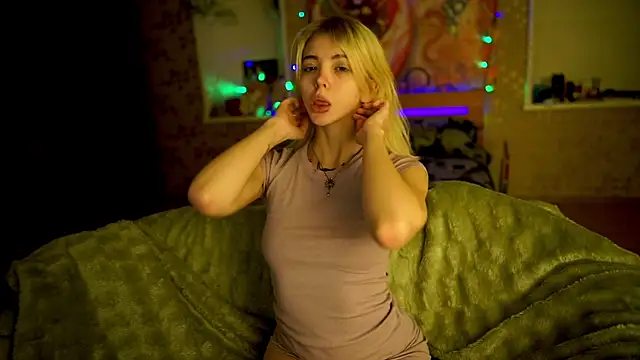 Snapshot of Allison_Cuty chatting on 02-13-25, 10:43 Allison Cuty online show from 02-13-25, 10:43