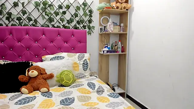 BellaBellosinia online show from 10-18-25, 03:19