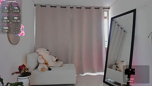 roxie gates  online show from 10-31-25, 08:05