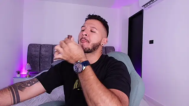 Snapshot of mister_miike chatting on 11-19-25, 03:06 mister miike online show from 11-19-25, 03:06