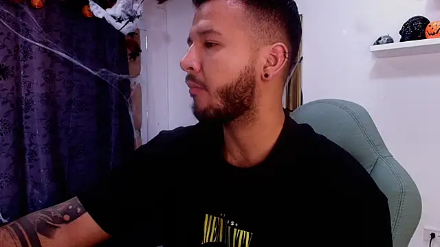 Snapshot of mister_miike chatting on 10-29-25, 03:05 mister miike online show from 10-29-25, 03:05