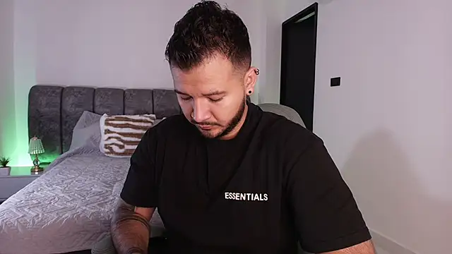 Snapshot of mister_miike chatting on 11-08-25, 03:10 mister miike online show from 11-08-25, 03:10