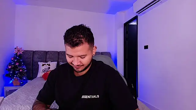 Snapshot of mister_miike chatting on 12-14-25, 03:13 mister miike online show from 12-14-25, 03:13