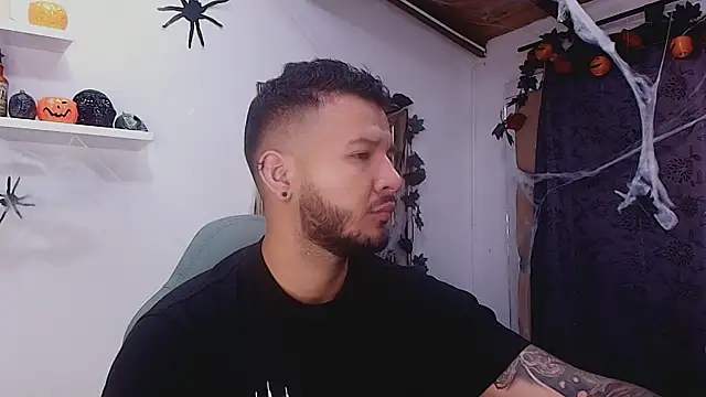 Snapshot of mister_miike chatting on 10-25-25, 03:17 mister miike online show from 10-25-25, 03:17