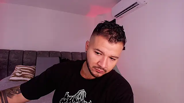 Snapshot of mister_miike chatting on 11-26-25, 03:06 mister miike online show from 11-26-25, 03:06