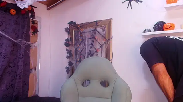 Snapshot of mister_miike chatting on 10-31-25, 03:03 mister miike online show from 10-31-25, 03:03