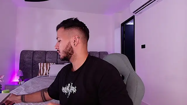 Snapshot of mister_miike chatting on 01-15-26, 03:10 mister miike online show from 01-15-26, 03:10