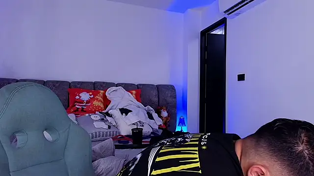 Snapshot of mister_miike chatting on 12-05-25, 03:05 mister miike online show from 12-05-25, 03:05