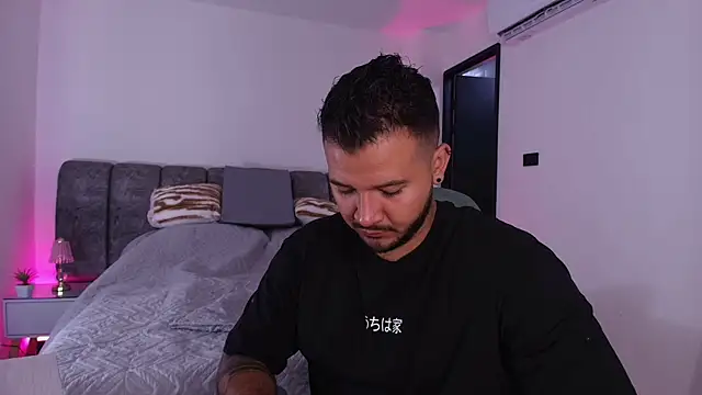 Snapshot of mister_miike chatting on 11-21-25, 03:05 mister miike online show from 11-21-25, 03:05