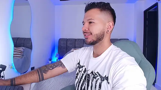 Snapshot of mister_miike chatting on 11-12-25, 03:10 mister miike online show from 11-12-25, 03:10