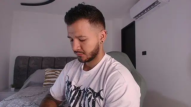 Snapshot of mister_miike chatting on 11-06-25, 03:10 mister miike online show from 11-06-25, 03:10