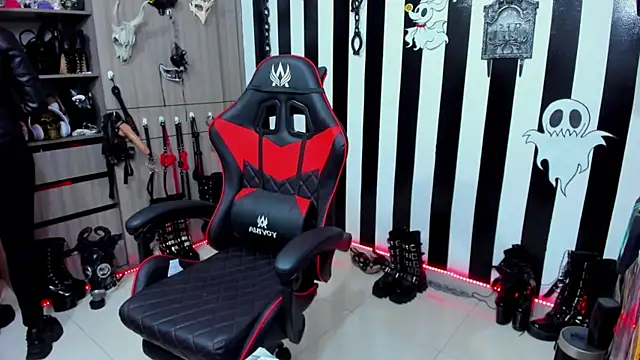 Snapshot of Mistress_Yelena chatting on 12-02-24, 04:37 Mistress Yelena online show from 12-02-24, 04:37