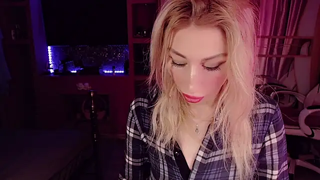 Snapshot of AnnieGOld_ chatting on 09-16-25, 07:59 AnnieGOld online show from 09-16-25, 07:59