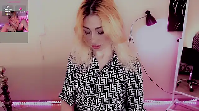 Snapshot of AnnieGOld_ chatting on 02-22-25, 11:03 AnnieGOld online show from 02-22-25, 11:03