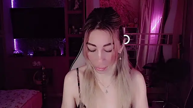 Snapshot of AnnieGOld_ chatting on 05-24-26, 07:36 AnnieGOld online show from 05-24-26, 07:36