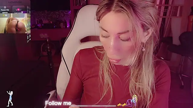Snapshot of AnnieGOld_ chatting on 04-21-26, 02:51 AnnieGOld online show from 04-21-26, 02:51