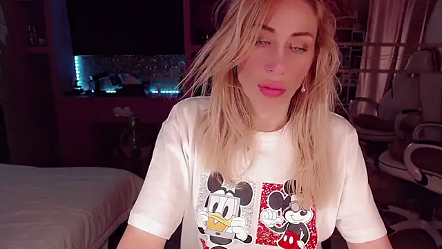 Snapshot of AnnieGOld_ chatting on 10-26-25, 11:49 AnnieGOld online show from 10-26-25, 11:49