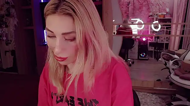 Snapshot of AnnieGOld_ chatting on 10-13-25, 06:20 AnnieGOld online show from 10-13-25, 06:20