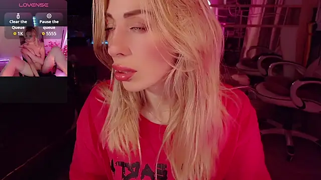 Snapshot of AnnieGOld_ chatting on 10-17-25, 11:39 AnnieGOld online show from 10-17-25, 11:39