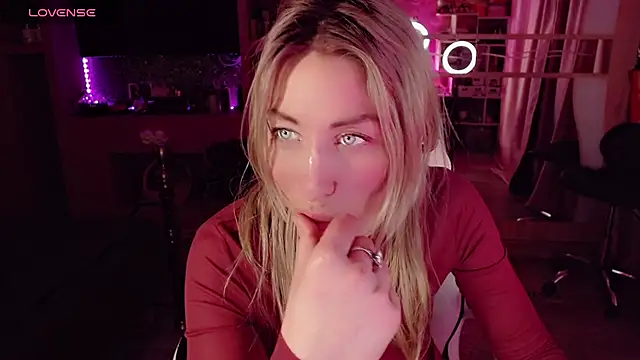 Snapshot of AnnieGOld_ chatting on 04-20-26, 10:55 AnnieGOld online show from 04-20-26, 10:55