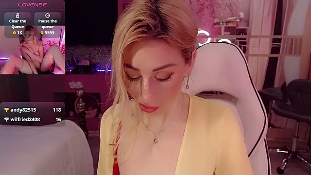 Snapshot of AnnieGOld_ chatting on 11-05-25, 06:44 AnnieGOld online show from 11-05-25, 06:44