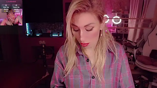 Snapshot of AnnieGOld_ chatting on 09-28-25, 10:28 AnnieGOld online show from 09-28-25, 10:28