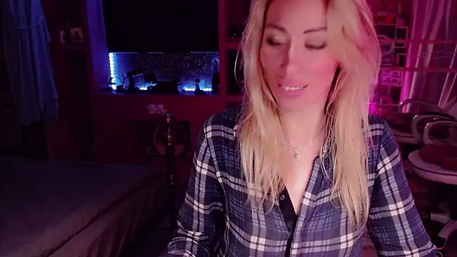 Snapshot of AnnieGOld_ chatting on 09-19-25, 01:20 AnnieGOld online show from 09-19-25, 01:20