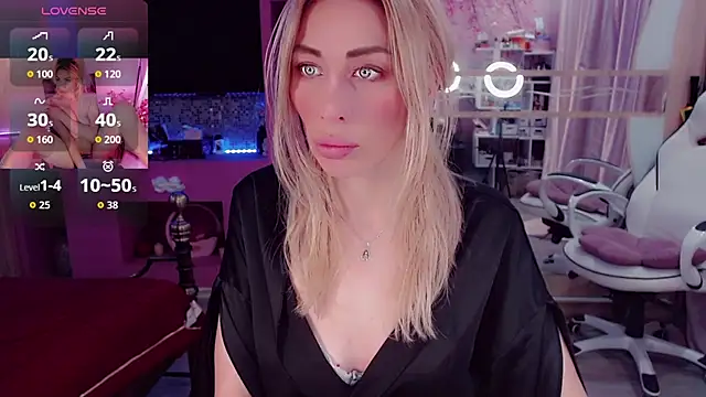 Snapshot of AnnieGOld_ chatting on 10-11-25, 11:17 AnnieGOld online show from 10-11-25, 11:17