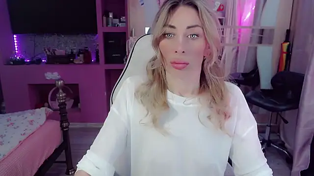 Snapshot of AnnieGOld_ chatting on 05-31-26, 07:47 AnnieGOld online show from 05-31-26, 07:47