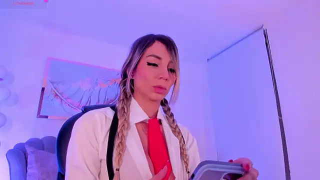 ZoePresleyX online show from 10-31-25, 01:13