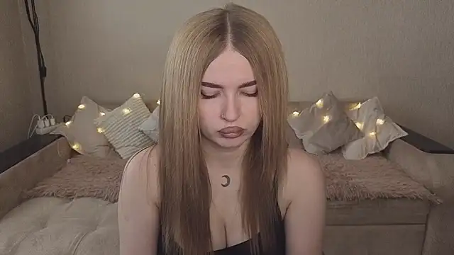 Snapshot of ViolettaLopez chatting on 10-03-25, 11:12 ViolettaLopez online show from 10-03-25, 11:12